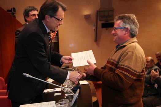 El mestre artesà Joan Cortiella rebent el diploma de mestre artesà de la ma d'Artur Mas